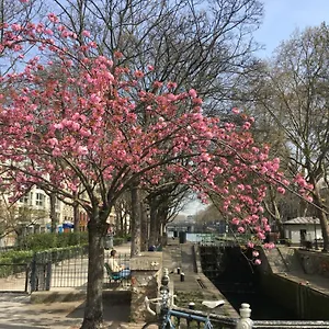 Paris, Au Bord Du Canal Saint Martin Paris